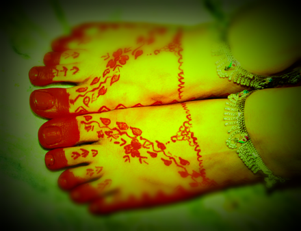 "Aḷatā pindha" (Decorating feet with Alata, a red liquid that is used to paint the feet of the bride and groom during marriage)