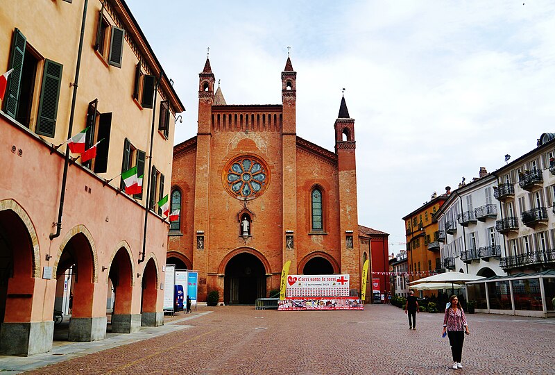 File:Alba Piazza Duomo 1.jpg