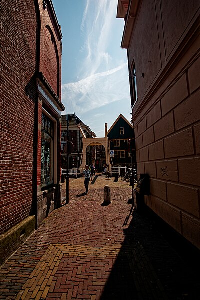 File:Alkmaar - Achterdam - View SSW towards Kuipersbrug (Appelsteegbrug) & Huis met de Kogel.jpg