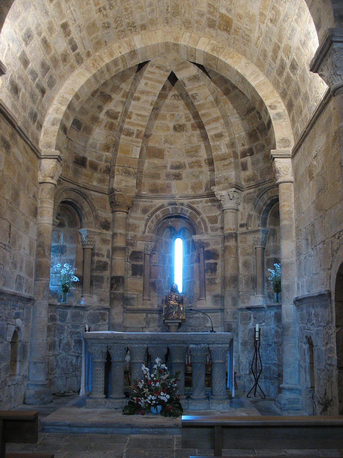 Altar de la Colegiata de San Salvador de Cantamuda.jpg