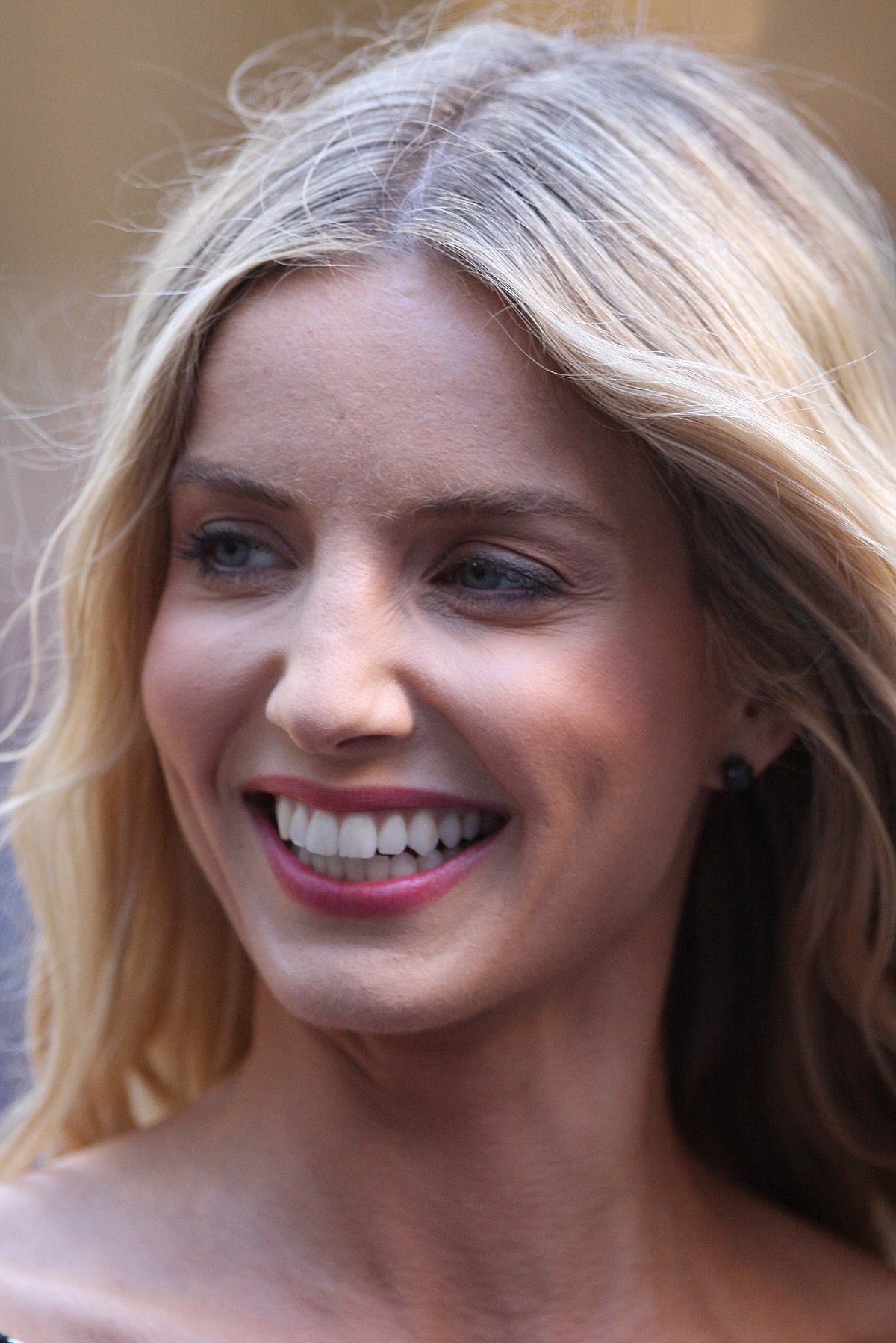 Annabelle Wallis - Wikipedia