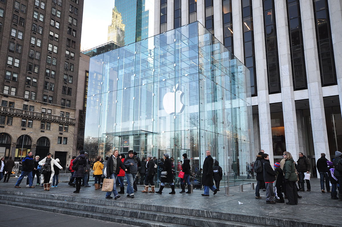 the Cube - Apple Store in fifth avenue and 59th street, by the