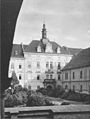 English: A postcard with the Archiepiscopal palace in Olomouc. English translation of the Czech caption on the reverse: Published by Matice CM. in Olomouc on the occasion of the tenth anniversary of the death of archbishop Dr. A. C. Stojan. Čeština: Pohlednice s arcibiskupským palácem v Olomouci. Popisek na rubu: K desátému výročí úmrtí arcibiskupa Dra A. C. Stojana vydala Marice CM. v Olomouci.