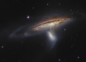 허블 우주 망원경/Víctor M. Blanco Telescope이 찍은 NGC 214 (위)와 IC 1559 (아래)의 사진