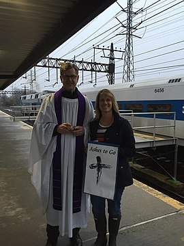 An Episcopal priest has an Ashes to Go station for commuters at the Metro-North Railroad in the American state of Connecticut, 2017