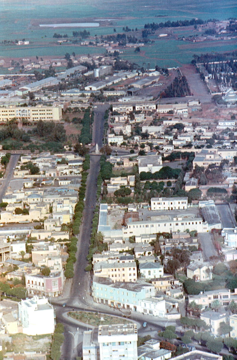 Asmara - Capitale de l'Érythrée (Afrique) 800px-Asmara_aerial_view_1981_03