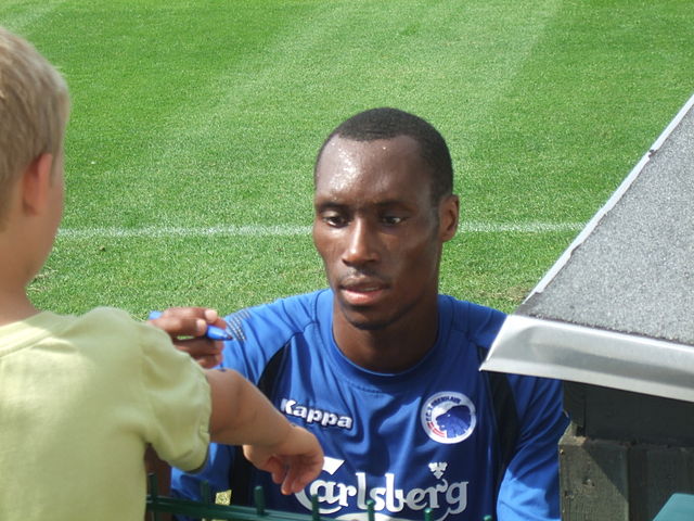 Hutchinson signing autographs in 2008
