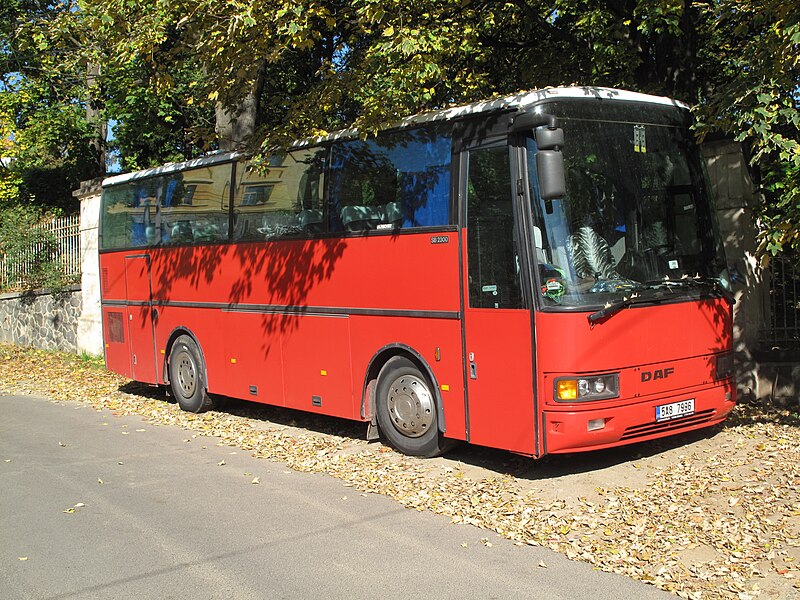 File:Autobus v Bohnicích.jpg