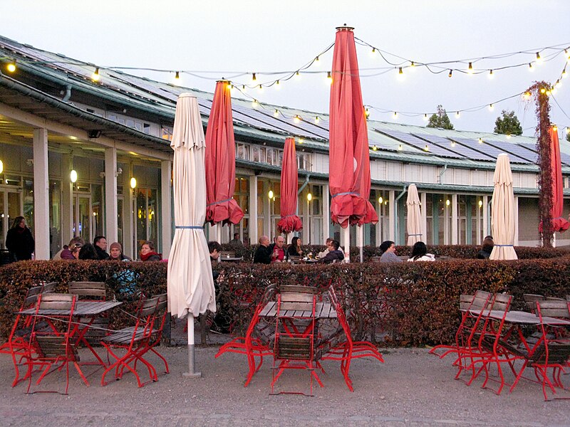 File:Bürgerhaus mit Terrasse im Seepark in Freiburg im Herbst.jpg