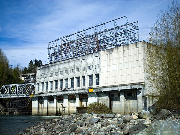 A full-scale replica of the Ruskin Dam bridge was created for the episode.