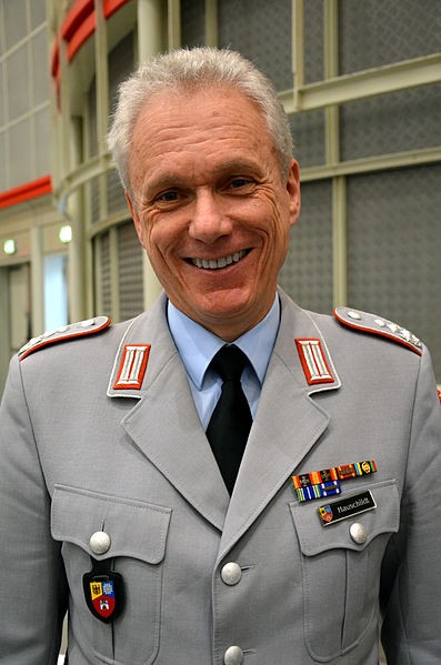 File:BERUF & BILDUNG 2014, Messe für Ausbildung, Studium und Weiterbildung,(035) Oberst Hauke Hauschildt, Leiter des Zentrums für Nachwuchsgewinnung Nord der Bundeswehr in Hannover.jpg