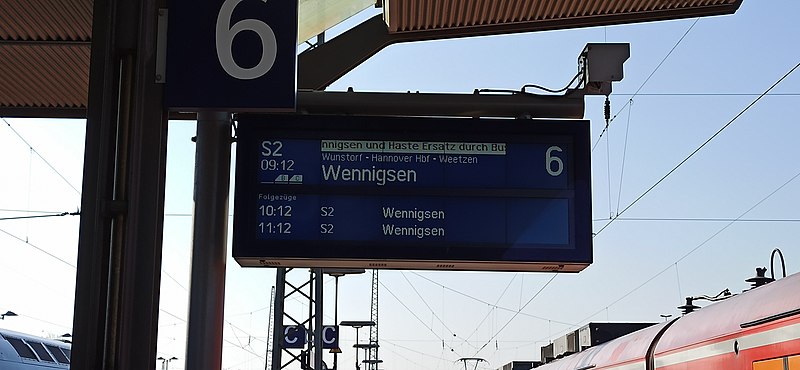 File:Bahnhofsanzeige Nienburg 2104200851.jpg