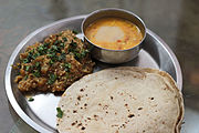 Baingan bharta avec des chapati et des lentilles.