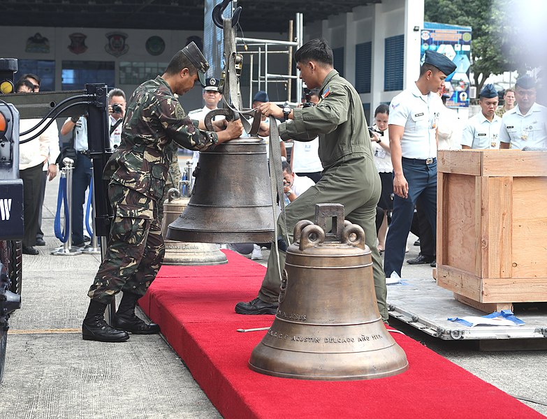 File:Balangiga Bells arrives in PH.jpg