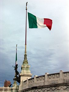 Drapeau tricolore au vent du Vittoriano.jpg