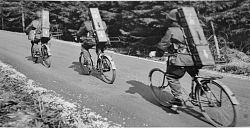 Tre svenska soldater beväpnade med Bantam-robotar på väg till grupperingsplats med cykel, april 1965.