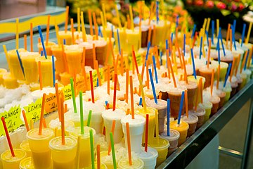 Parada de sucs de fruita} English: Fruit juice stall