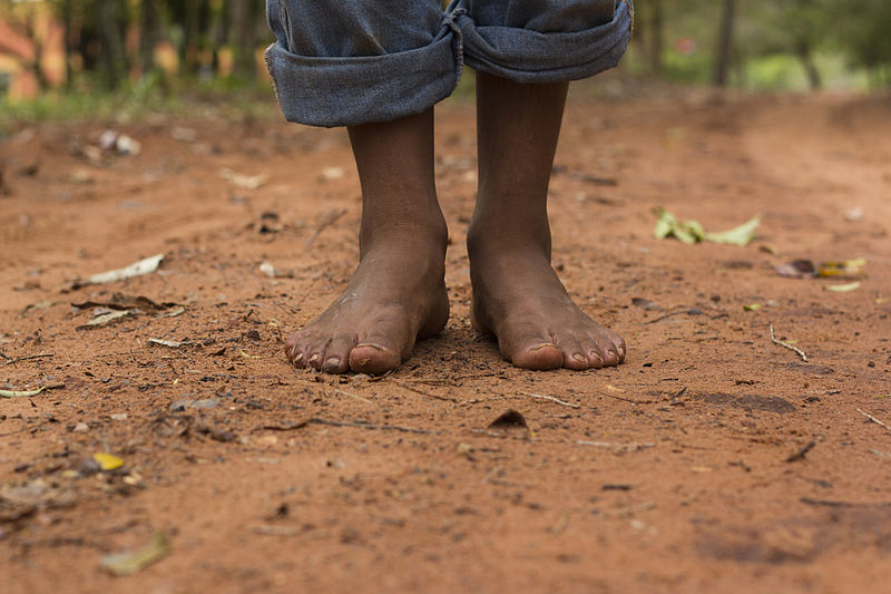 File:Barefoot on red dirt.jpg