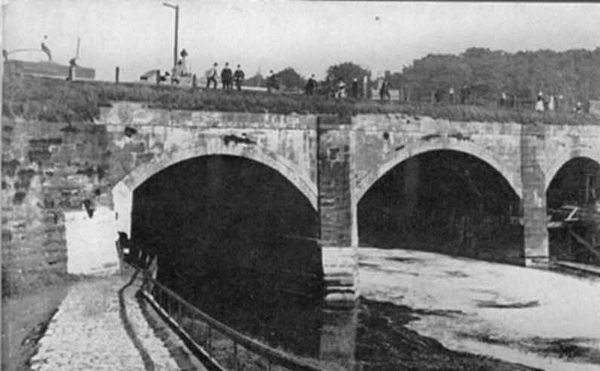 Barton Aqueduct, shortly before its demolition, 1891