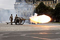 La batterie d'honneur de l'artillerie installée sur l'esplanade des Invalides en train de tirer la salve de 21 coups de canon en l'honneur du nouveau président de la république française.