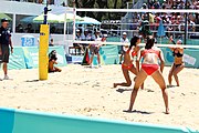 Deutsch: Beachvolleyball bei den Olympischen Jugendspielen 2018; Tag 9, 15. Oktober 2018; Mädchen, Viertelfinale: Italien-China 2–0 (21–16/21–9) English: Beach volleyball at the 2018 Summer Youth Olympics at 15 October 2018 – Girls Quarterfinals: Italy-China 2–0 (21–16/21–9)