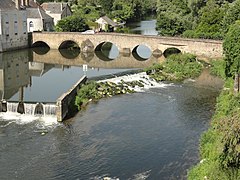 Le pont roman vue du nouveau pont routier.