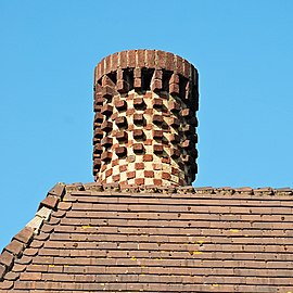 La cheminée ronde en briques.