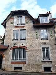 Vue de face de la façade sur rue