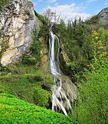 La cascade vue depuis le sentier.