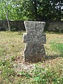 Cruce veche de piatră cu inscripția: „Supt ac(e)astă cruci odihnești trupul răposatului robului Dumnezeu Vasili .icu din ...”