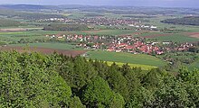 Aussicht auf Röckingen, dahinter die Stadt Wassertrüdingen