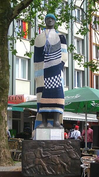 File:Bochum - Graf-Engelbert-Brunnen - eingestrickt.jpg