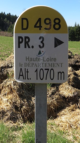 File:Borne km 3 D498 (Haute-Loire) avec altitude.jpg