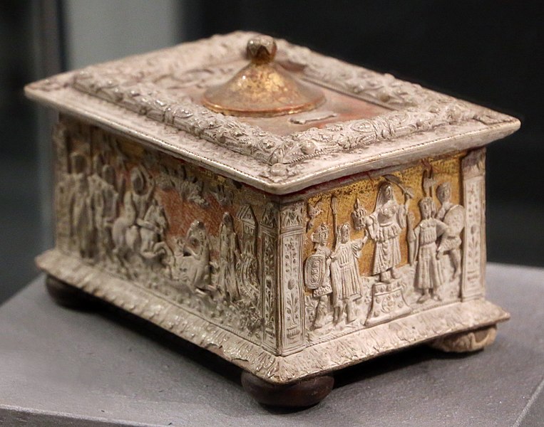 File:Bottega dei temi morali e dell'amore, capsella in legno dorato e decorato a pastiglia, venezia 1510-20 ca., dai ss. nazaro e celso a bellano (lc) 04.jpg