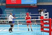 Deutsch: Boxen bei den Olympischen Jugendspielen 2018 Tag 12, 18. Oktober 2018 - Finale Leichtgewicht Mädchen – Junioren-Weltmeisterin und dreifache Juniorinnen-Europameisterin Caroline Sara DuBois (Großbritannien, blau) schlägt Juniorinnen-Asienmeisterin Porntip Buapa (Thailand, rot). English: Boxing at the 2018 Summer Youth Olympics on 18 October 2018 – Girls' lightweight Gold Medal Bout – Caroline Sara DuBois (Grat Britain, blue) wins over Porntip Buapa (Thailand, red). Español: Boxeo en los Juegos Olímpicos Juveniles de Verano de 2018 en 18 de octubre de 2018 - Combate de medalla de oro de peso ligero para niñas - Caroline Sara DuBois (Gran Bretaña, azul ) gana sobre Porntip Buapa (Tailandia, rojo).