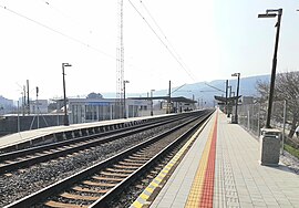 Železničná zastávka Bratislava-Vinohrady v roku 2024, koľaje trate Žilina – Bratislava hl. st.