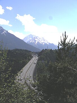 Autostrada del Brennero mit der Europabrücke bei Patchch.jpg