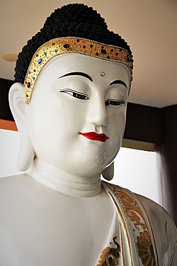 Uma estátua de Buda no Templo Zu Lai, em Cotia, cidade do Estado de Paulo, Brasil.