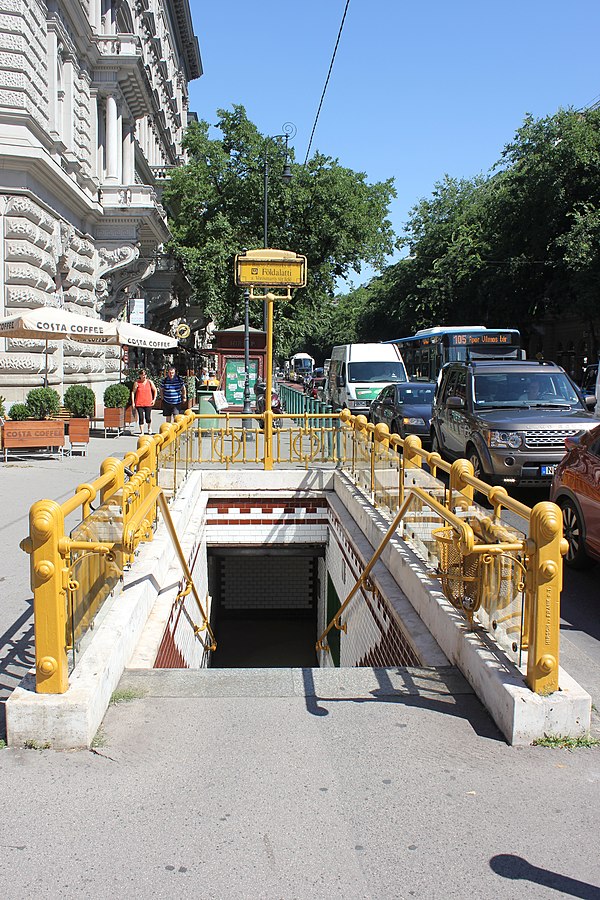 Bajcsy-Zsilinszky út metro station