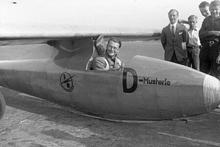 Bundesarchiv Bild 102-11940, Berlin, Wolf Hirt im Segelflugzeug.jpg