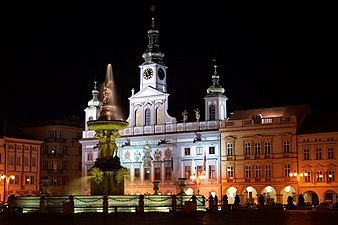 Náměstí Přemysla Otakara II. v Českých Budějovicích s barokní Samsonovou kašnou a radnicí