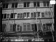 Rue du Temple 2, peu après la construction d'un 3e étage imitant les fenêtres gothiques des niveaux inférieurs. Photographie Albert Naef, vers 1908 (Archives cantonales vaudoises).