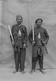 COLLECTIE TROPENMUSEUM Portret van twee Gajo mannen met kapmessen TMnr 60042046.jpg