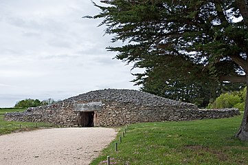 'La Table des Marchand' in Locmariaquer, outside view of the cairn
