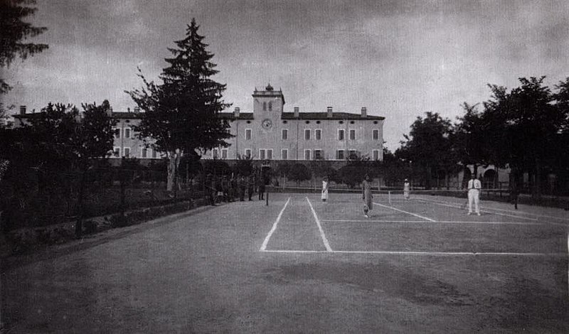 File:Campo da tennis al Palazzo di Porto Vecchio (San Martino Spino).jpg
