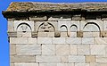 Canari, pieve di santa maria assunta, del 1190 ca., archetti ciechi con decorazioni a rilievo 06.jpg
