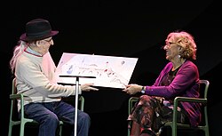 Juan Tamariz recibiendo el Premio Madrid Ciudad Mágica, junto a Manuela Carmena (2019)