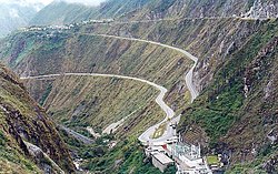 Uitzicht op de waterkrachtcentrale Carpapata en de weg Tarma - San Ramón