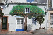 English: House with wallimage of tree Deutsch: Haus mit einem Baum-Bild