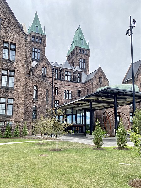 File:Central Wing, Old Buffalo State Hospital, Richardson Olmsted Complex, Forest, Buffalo, NY - 52595087237.jpg